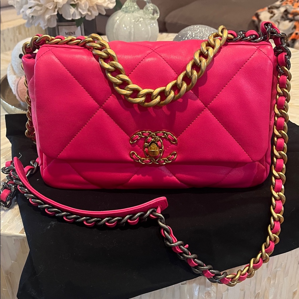 CHANEL 19 MEDIUM in Fuschia Like New